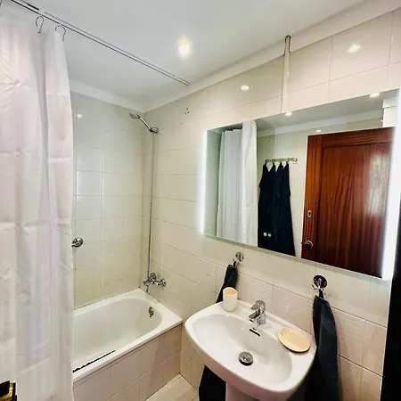 Newly Renovated Apartment, 6 Mins To The Apartament *