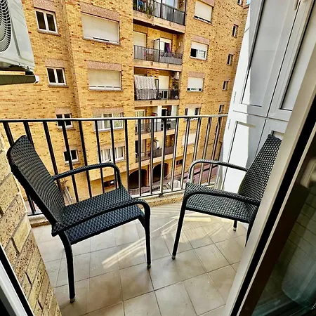 Appartamento Newly Renovated Apartment, 6 Mins To The