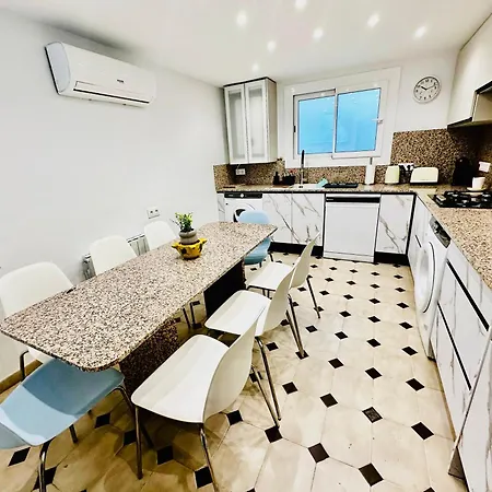 Newly Renovated Apartment, 6 Mins To The Apartament