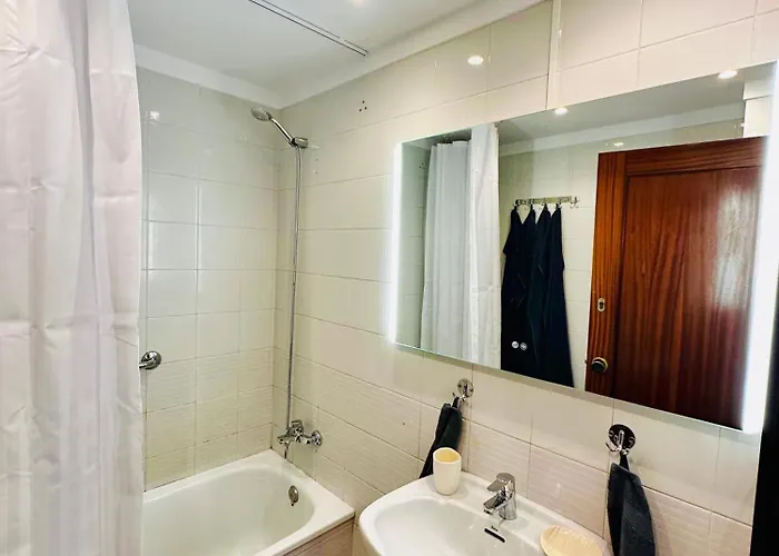 Newly Renovated Apartment, 6 Mins To The アパート *
