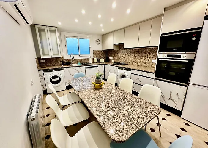 Newly Renovated Apartment, 6 Mins To The アパート