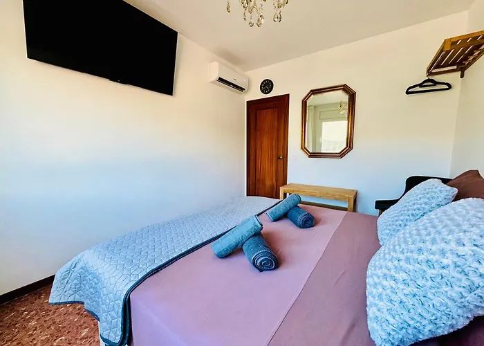 Newly Renovated Apartment, 6 Mins To The アパート *