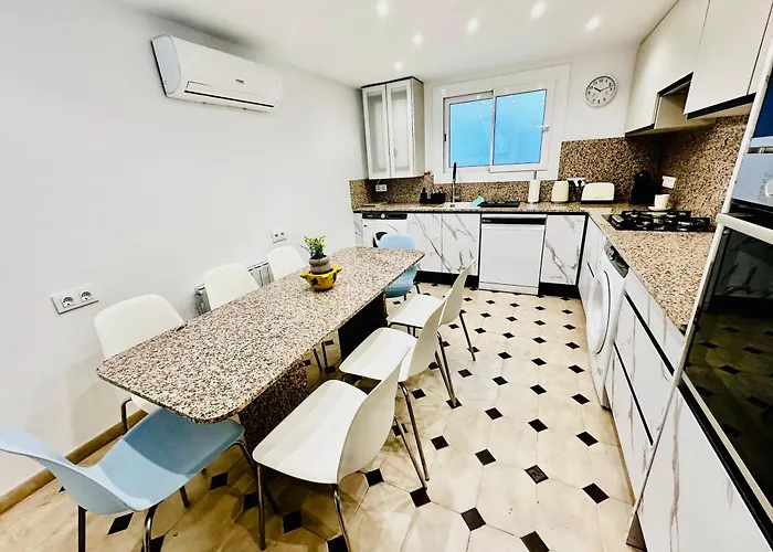 Newly Renovated Apartment, 6 Mins To The アパート